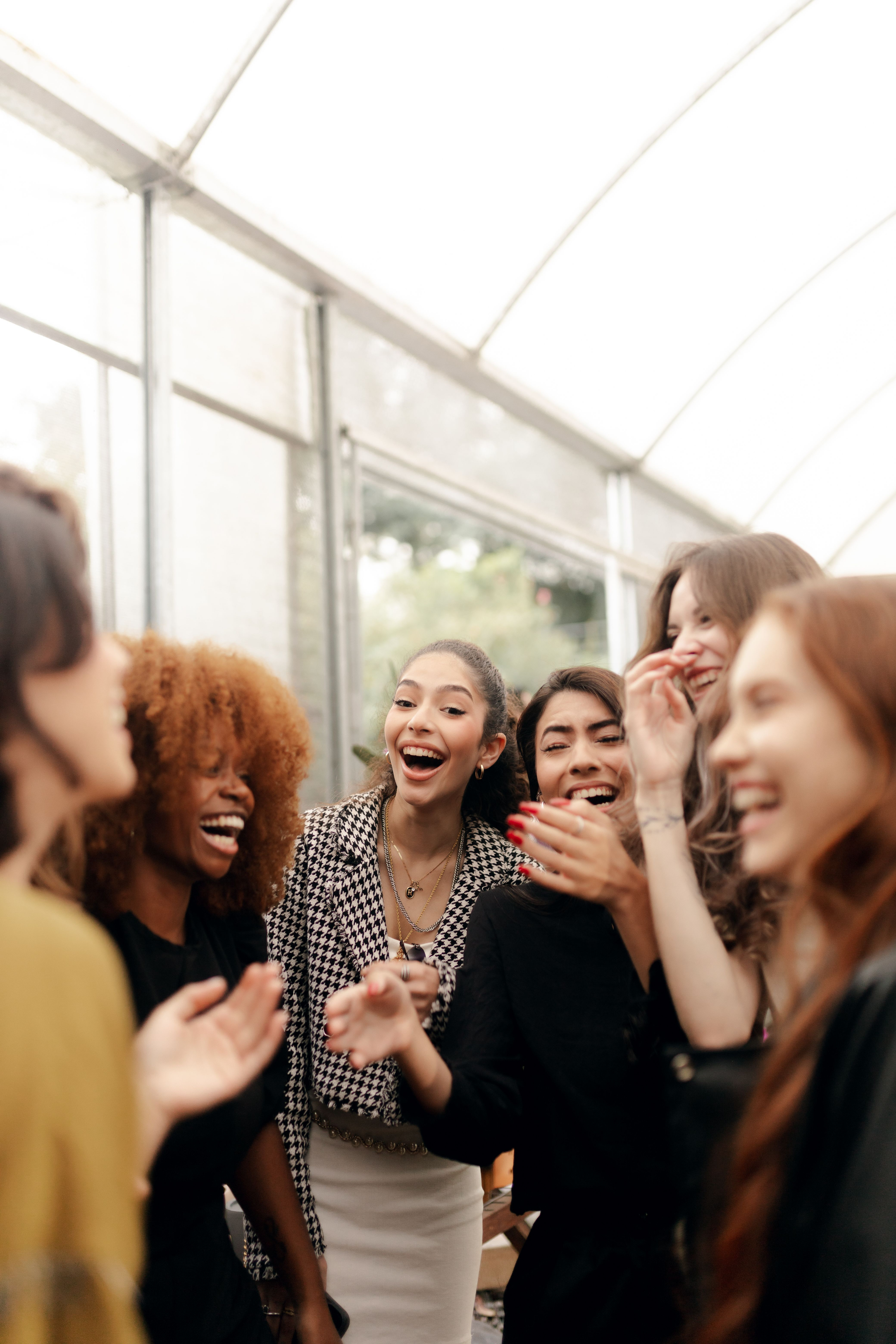 Groupe de personnes souriantes illustrant l’inclusion, la justice et l’équité